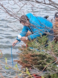 Martin Fidler mit einem Nest