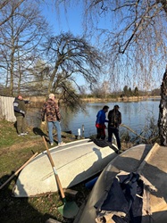 Kollegen beim Holzschneiden
