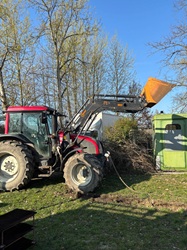 Traktor beim Baum