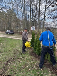 Helmut mit Gießkanne