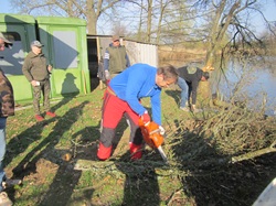Anton Rockenbauer mit Motorsäge