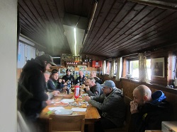 Die Helfer beim Essen