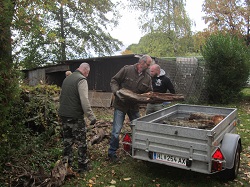 Kollegen beladen den Anhänger