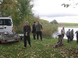 Fischerkollegen beim Platz herrichten