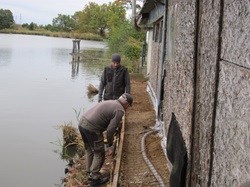 Helmut Hofko bei der Schalung