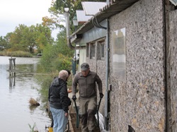 Helmut Hofko mit Scheibtruhe