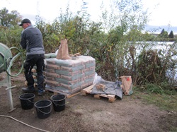 Herbert Bareis bei der Mischmaschine