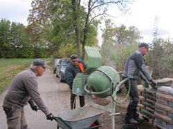Helmut Hofko mit Scheibtruhe