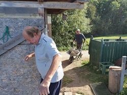 Ignaz Hrdlicka mit Scheibtruhe