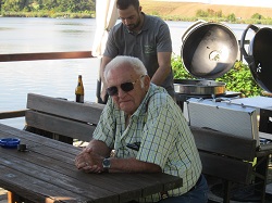 Karl Lukaschek vor der Hütte