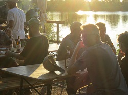 Fischer bei der Hütte