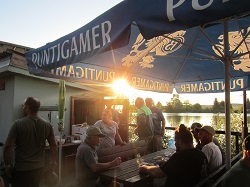 Essensausgabe bei der Hütte