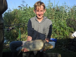 Jakob Antony mit Karpfen