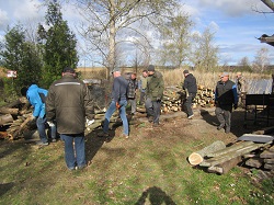Helfer beim Holzplatz