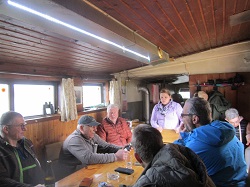 einige Helfer in der Hütte