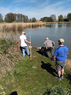 Helmut Hofko mit Scheibtruhe
