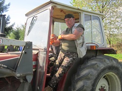 Iganz Hrdlicka am Traktor