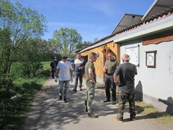 Helfer vor der Hütte