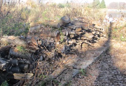 Helfer vor der Hütte