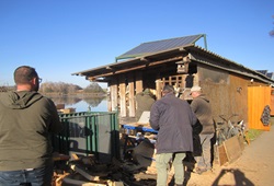 Helmut Hofko mit Scheibtruhe