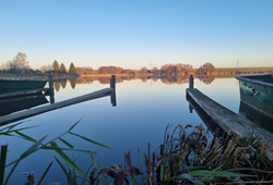 Helfer vor der Hütte