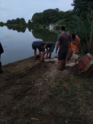 Helfer bringen große Steine