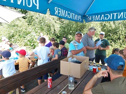 Gerhard mit einem Preis