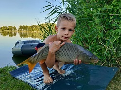 4 Kinder mit Karpfen