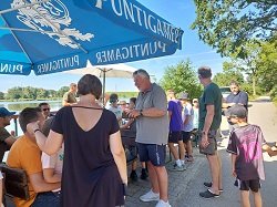 Teilnehmer vor der Hütte