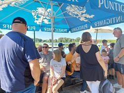 Fischer beim Gespräch