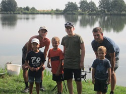 drei Kinder am Angelplatz