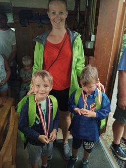 Kinder mit Ihren Medaillen