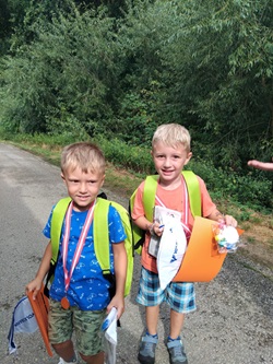 2 Kindern mit Preisen