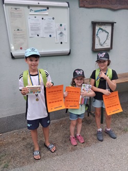 3 Kinder mit Urkunden