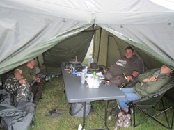 Familie Dvorak im Zelt