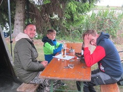 junge Fischer am Tisch