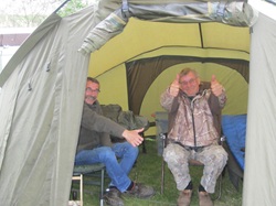 Zwei Fischer im Zelt
