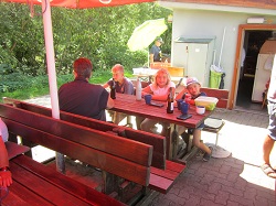 Kinder beim Würstel Essen