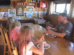 Kinder essen in der Hütte