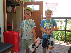 2 Kinder mit Medaillen