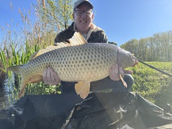 Dieter Antony mit Karpfen