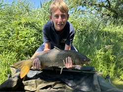Jakob Antony mit schönem Karpfen
