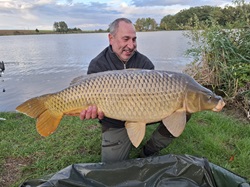 Klaus Kalcsics mit Karpfen