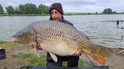 Roland Lahner mit Karpfen